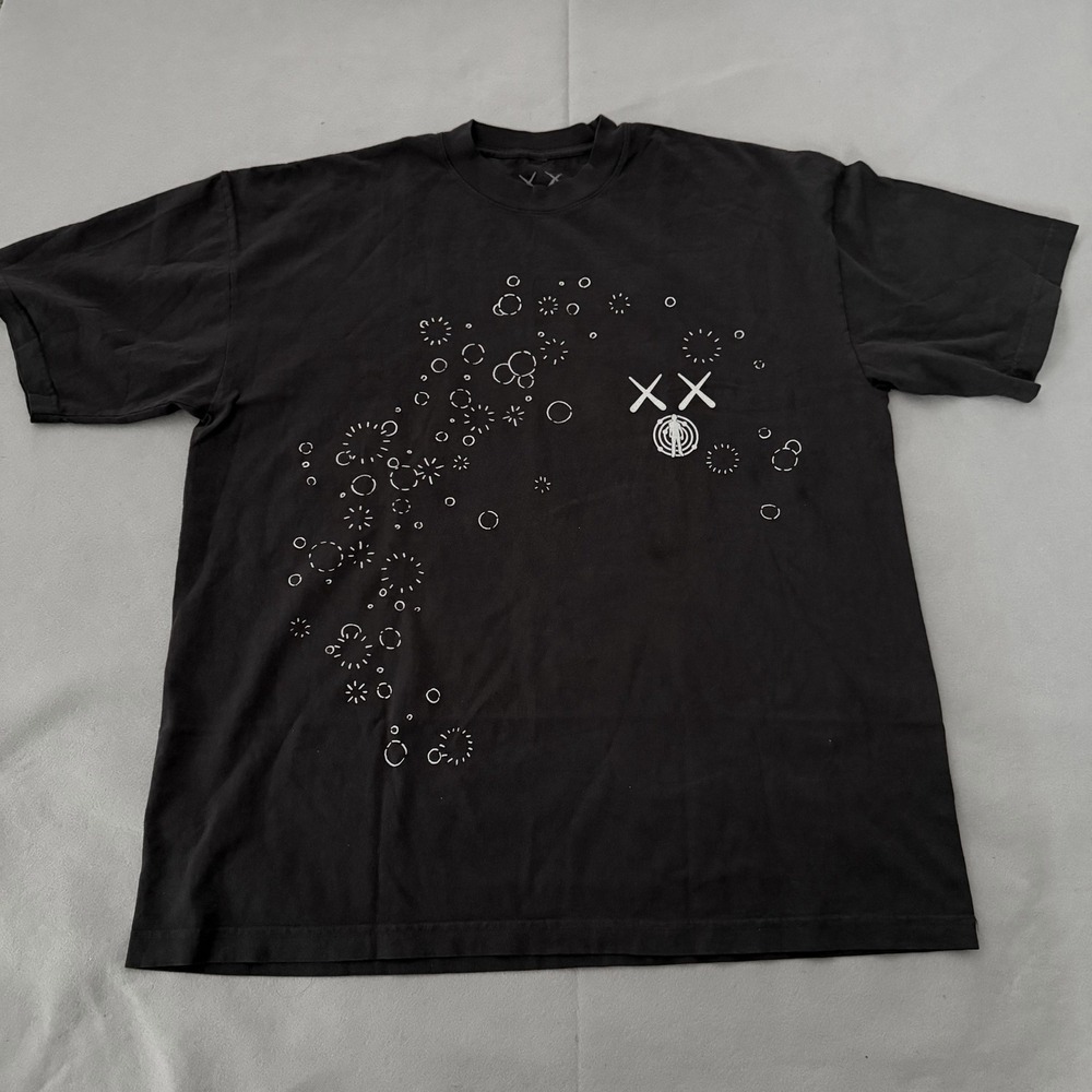 KAWS Holiday Space Astronaut Graphic T-Shirt Mens XL Black Short Sleeve Cotton